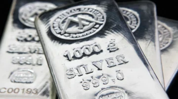 أسعار الفضة ترتفع فوق 60 دولارًا للأونصة مع توقعات خفض الفائدة